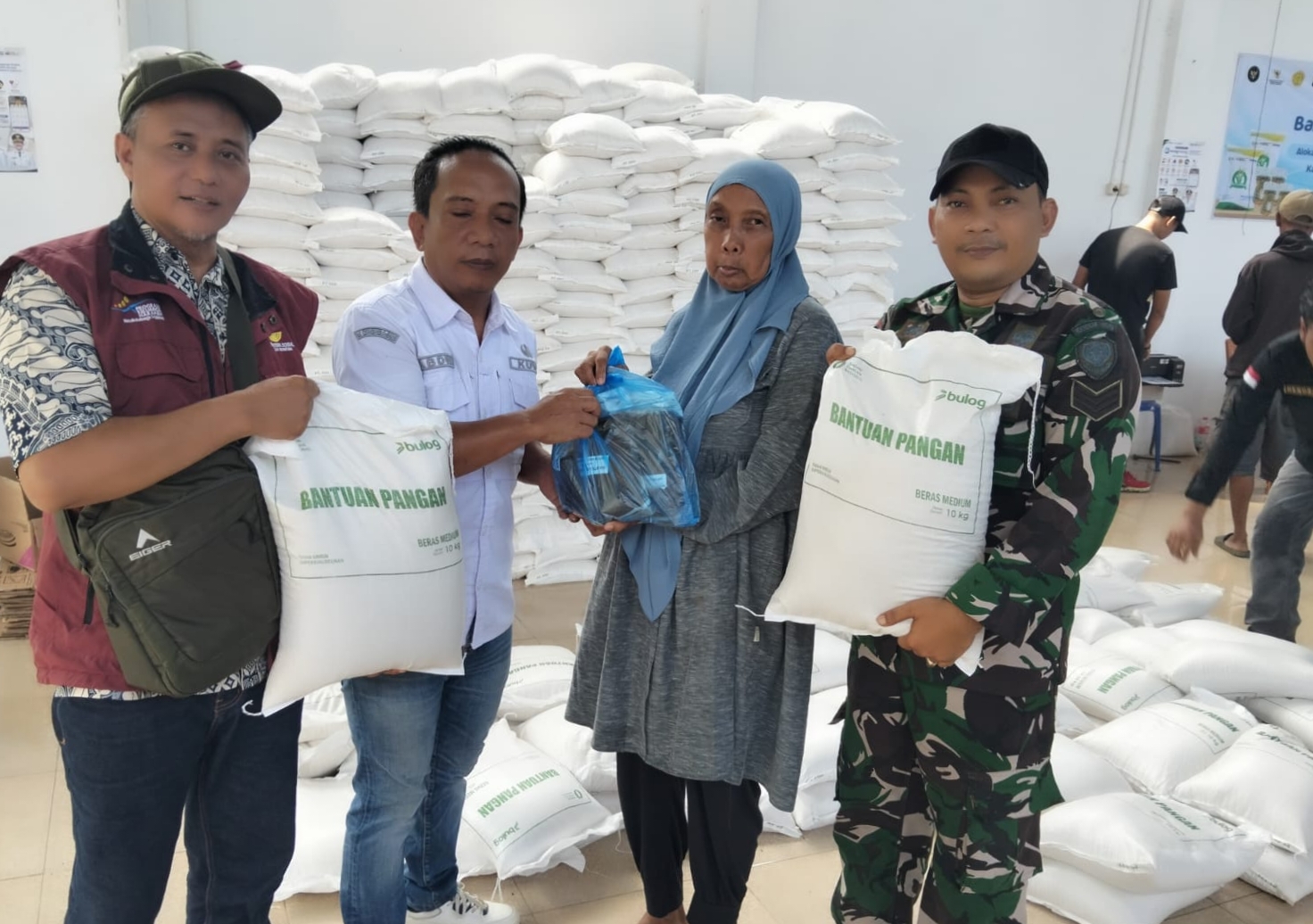 Belasan Ribu Warga Jatibarang Dapat Bantuan Pangan