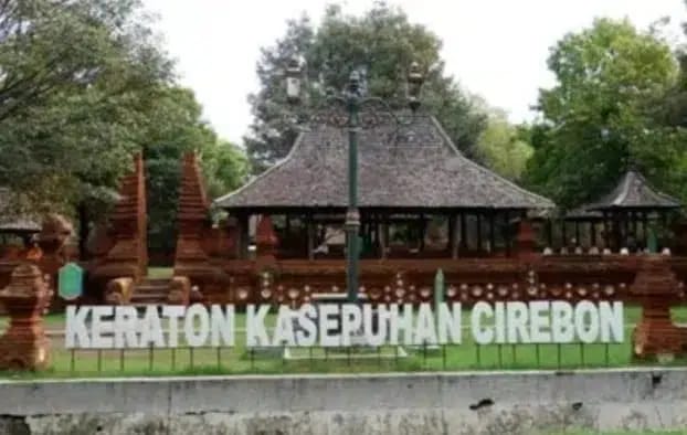 Libur Sekolah dan Idul Adha, Keraton Kasepuhan Ramai Dikunjungi Wisatawan