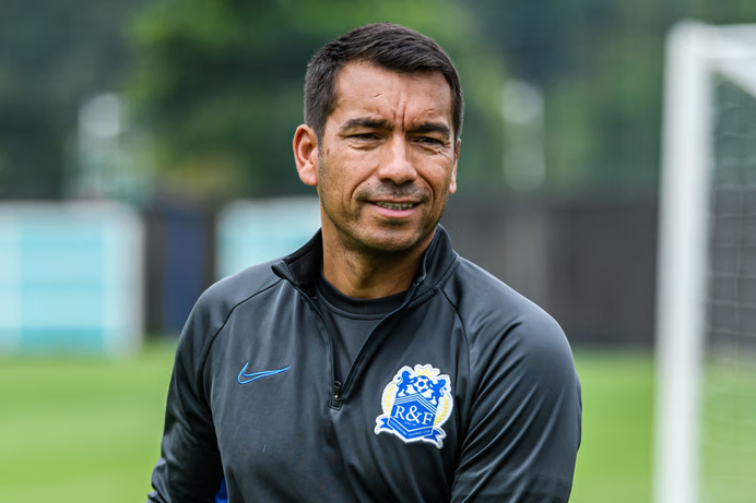 Bongkar! Koneksi Rahasia Van Bronckhorst dengan Sepak Bola Indonesia!