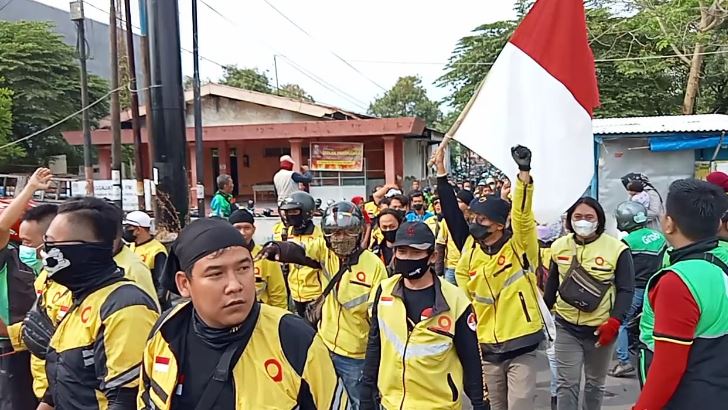 Demo Ojol Cirebon Bergerak Menuju ke Balaikota Cirebon, Diiringi Lagu Bongkar Iwan Fals