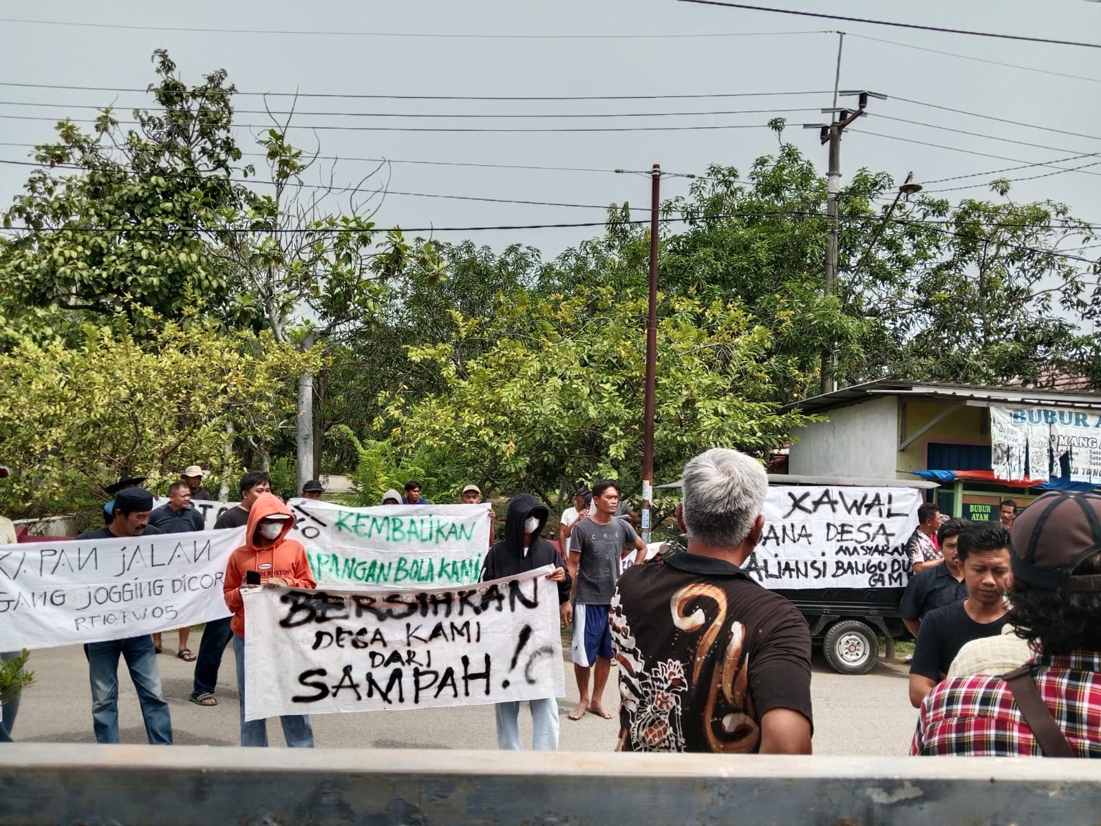 Pertanyakan Penggunaan DD, Ratusan Warga Bangodua Luruk Kantor Kuwu