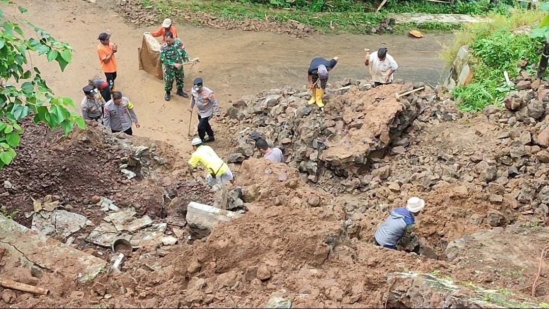 Longsor, Desa Situsari Terisolir dan Satu Rumah Warga Terancam 