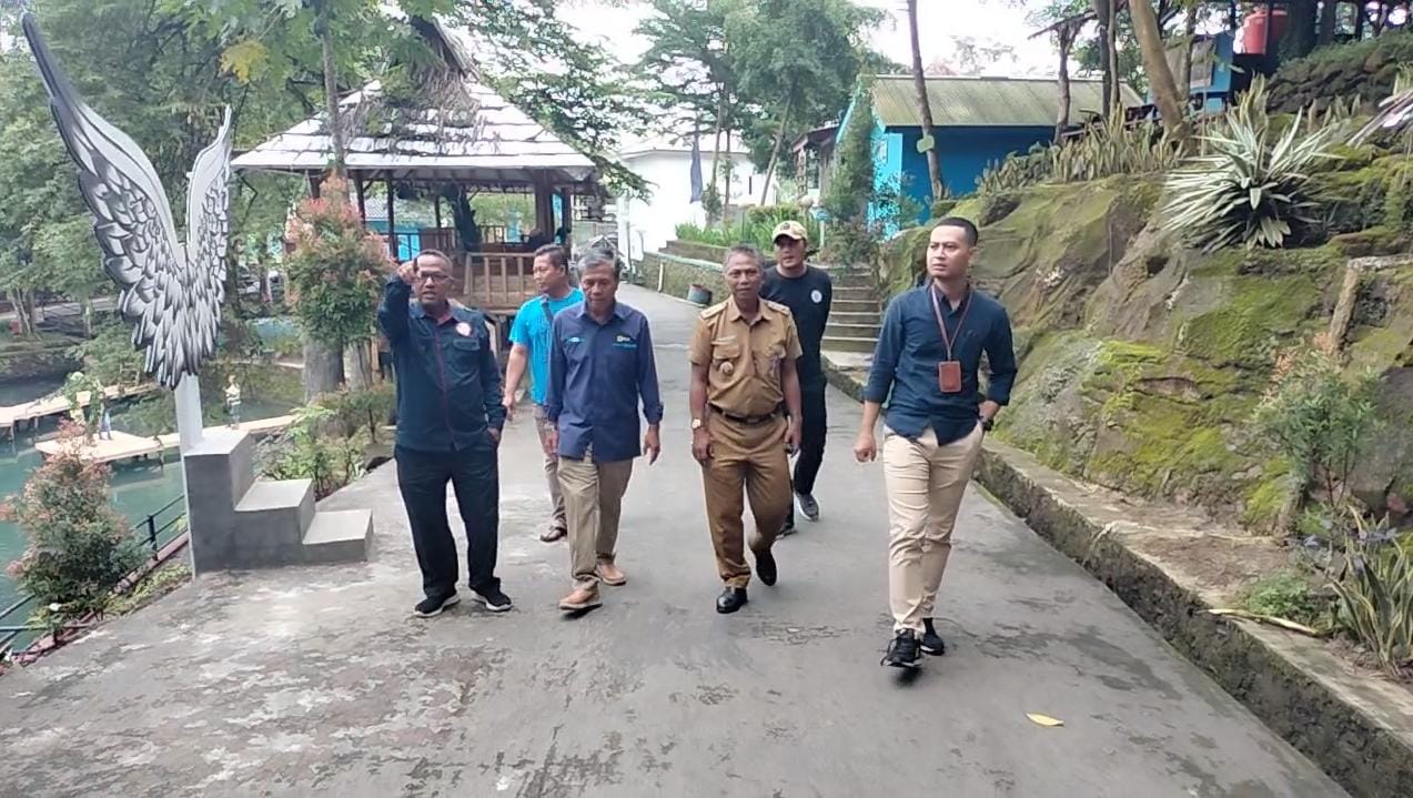 PT PLN Persero UPT Cirebon Monitoring Program TJSLPLN di Wisata Telaga Biru Cicere