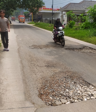 Kondisi Jalan Cigasong -Cikijing, Seperti Naik  Ombak Banyu Mual-mual