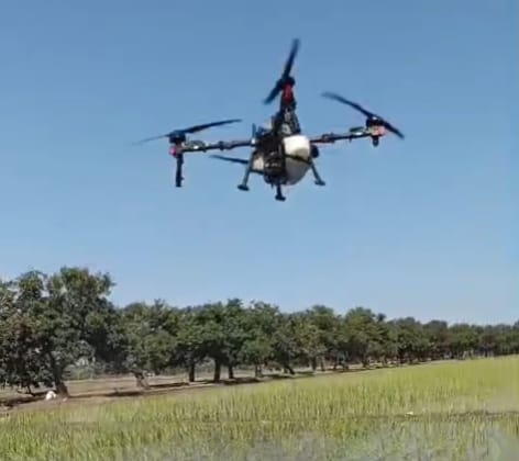 Keren, Petani di Kongsijaya Gunakan Drone Sprayer Untuk Budidaya Padi