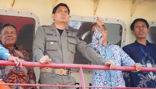 Bupati Lucky Hakim Tinjau Pengerukan Muara Glayem, Dorong Kelancaran Ekonomi Nelayan