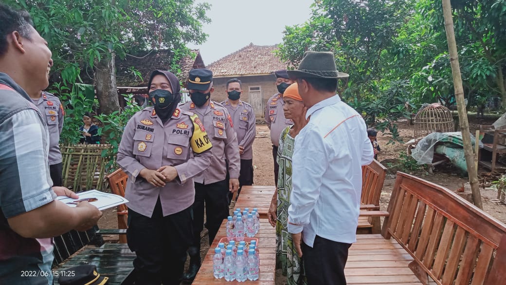 Kapolres Subang Beri Bantuan Rutilahu Bagi Warga Desa Tanjungsari Barat Cikaum 