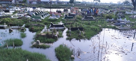 TPU Dikepung Banjir Rob, Kali Ceperawan Meluap, Pemdes Minta Warga Eretan Tetap Waspada