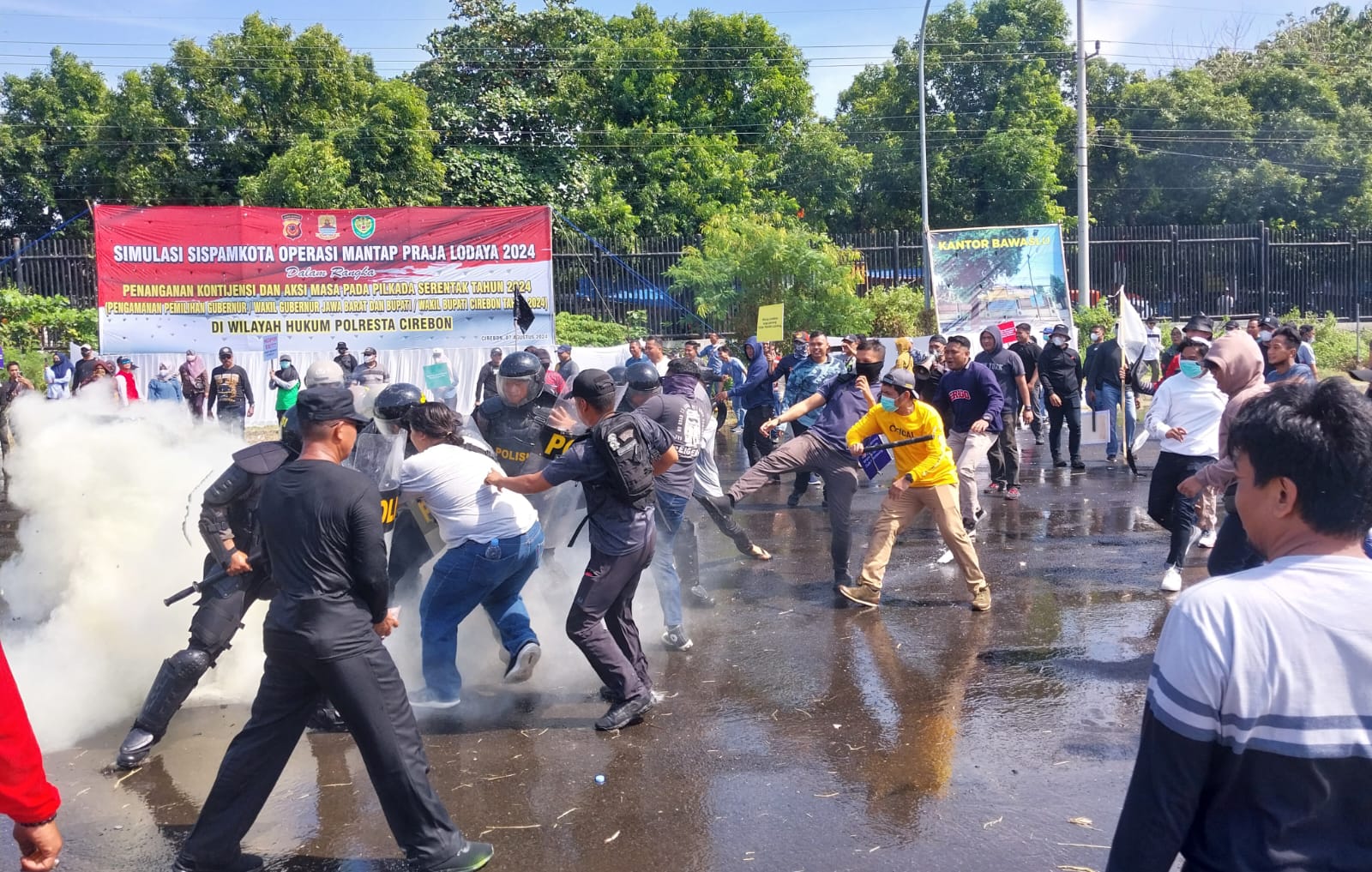 Ramainya Bentrok Demonstran Pilkada 2024 dengan Petugas Kepolisian, Dua Demonstran Terluka