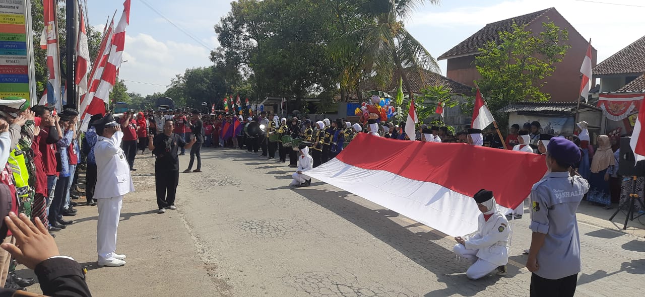 Kibarkan Bendera di Tengah Jalan, Aliansi Pemuda Helat Upacara HUT ke-77 RI