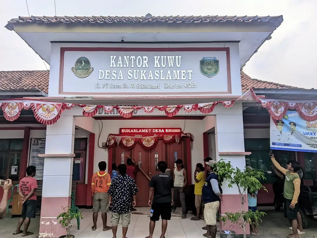 Warga Sukaslamet Segel Kantor Desa, Tolak Pengaktifan Kembali Kuwu yang Diduga Selewengkan Dana Desa