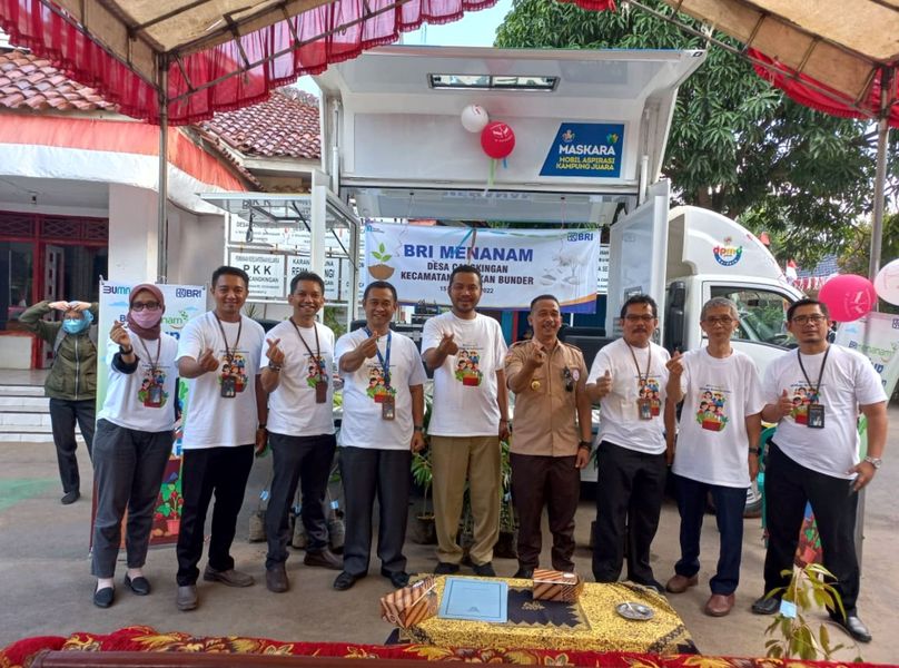 Wujudkan Smart Living, BRI dan Pemdes Cangkingan Tanam Ratusan Bibit Pohon 