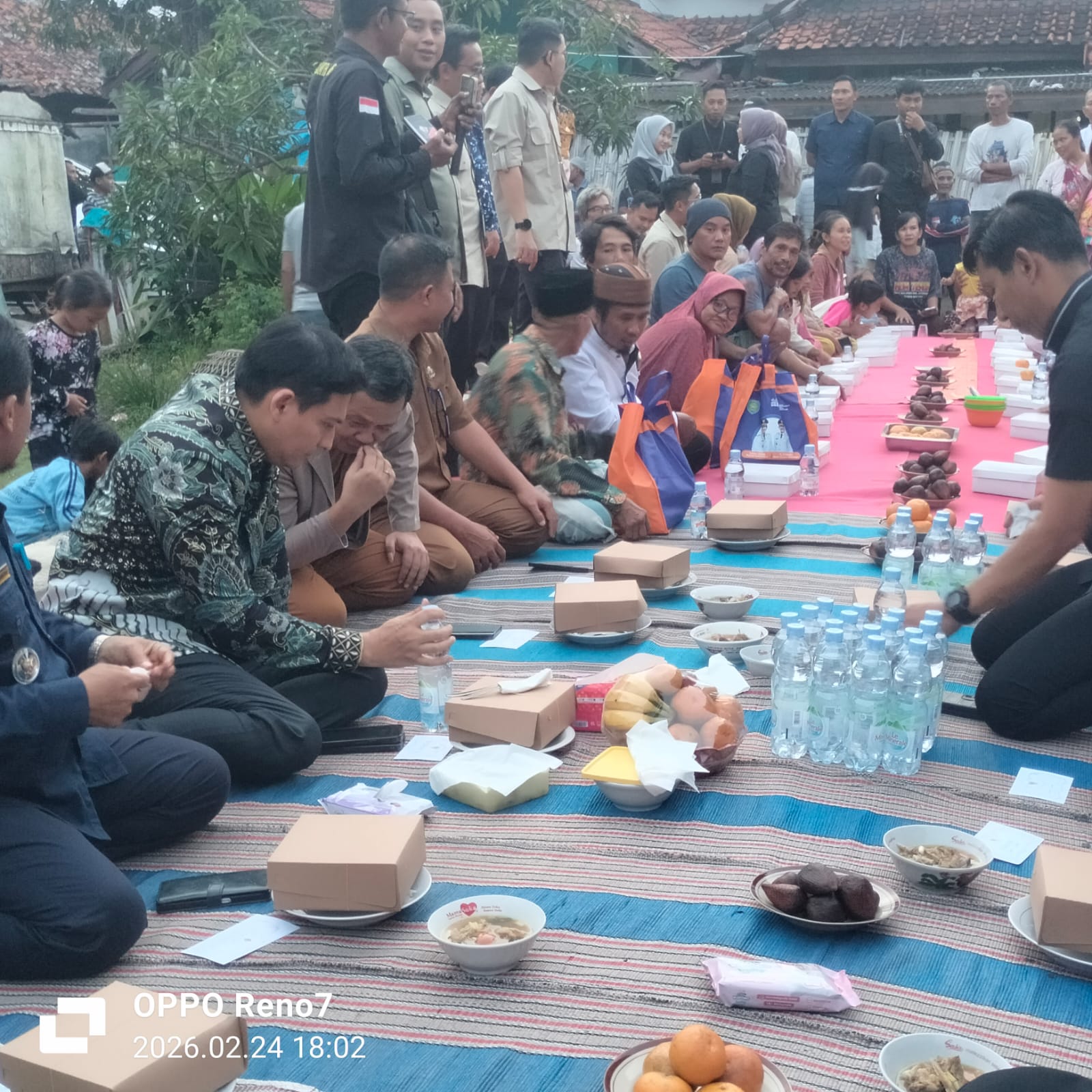 Hibur Warga, Bupati Lucky Buka Puasa Bersama Warga Desa Kalimati