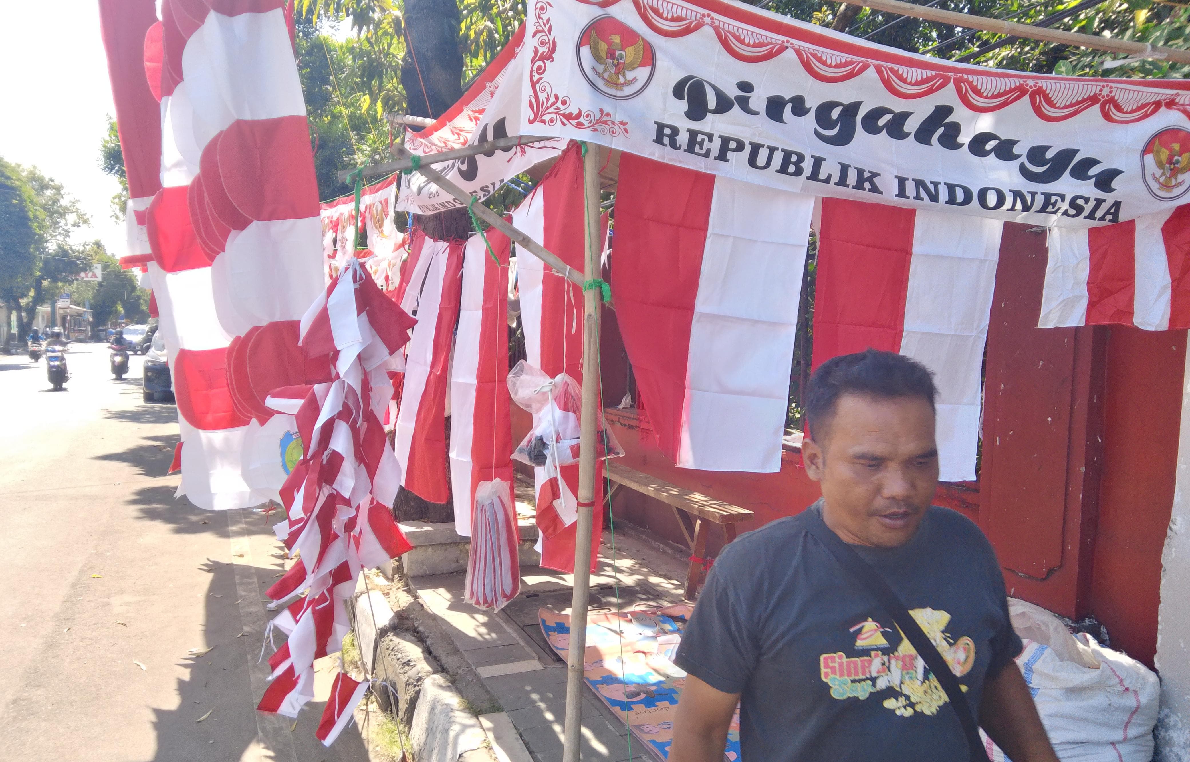 Jelang HUT RI, Penjual Bendera di Pinggir Jalan Kian Marak, Bisa Raih Omzet Puluhan Juta!