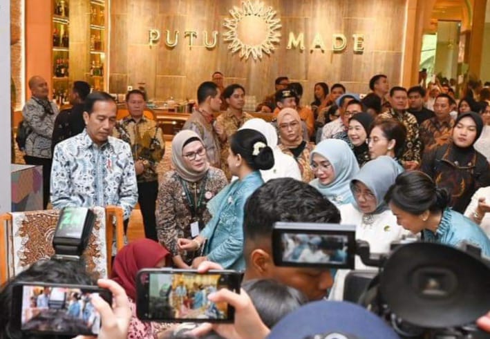 Kenakan Batik Lokcan Khas Indramayu, Presiden Jokowi Buka Gelar Batik Nusantara