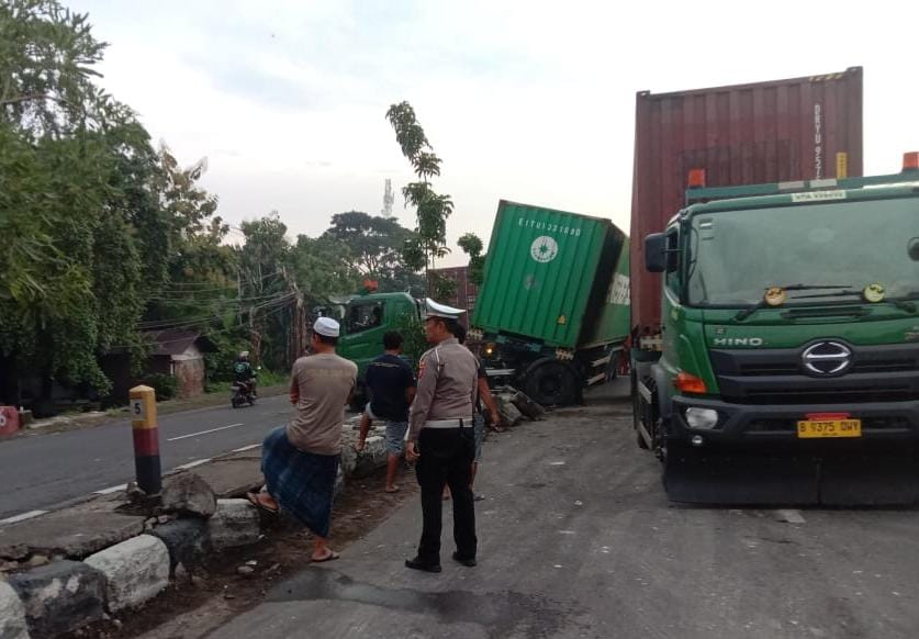 Diduga Sopir Ngantuk, Kontainer Hantam Median Jalan Bypass Klangenan Cirebon