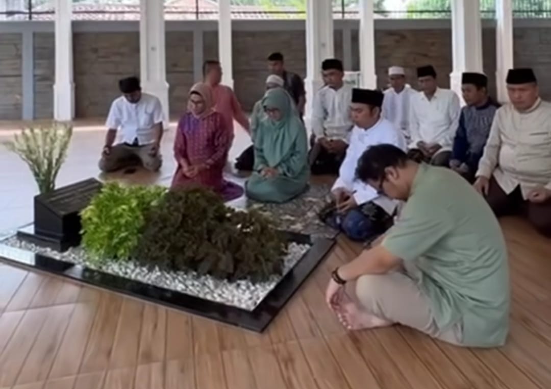 Bupati Nina Silaturahmi ke Rumah Mantan Bupati Anna, Kirim Doa untuk Almarhum H Yance