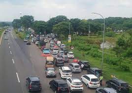 Arus Mudik, Kendaraan Ramai Lancar di Tol Palimanan Kanci