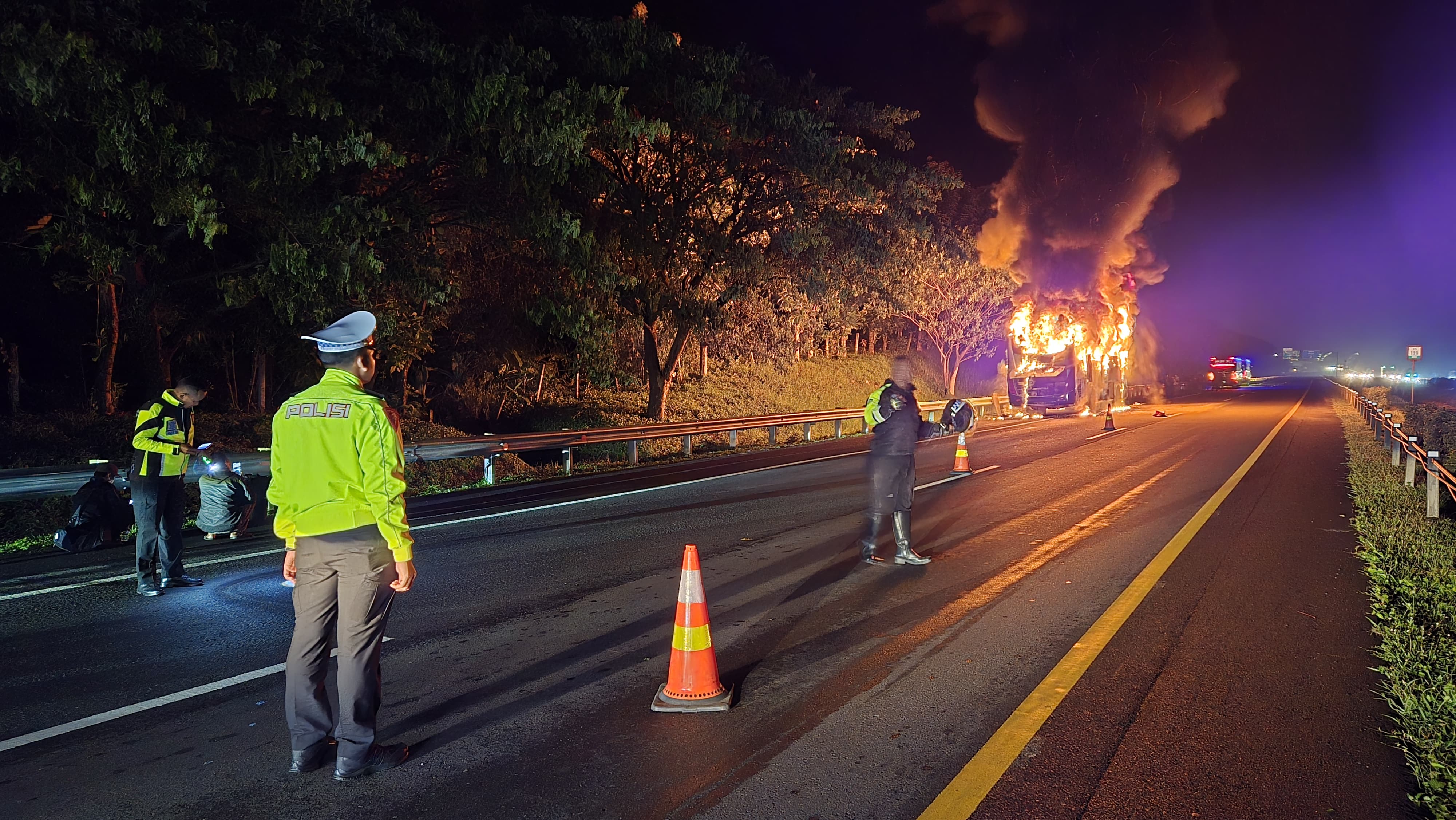 Bus Jurusan Solo-Jambi Terbakar di Tol Cipali Indramayu, Penumpang Selamat