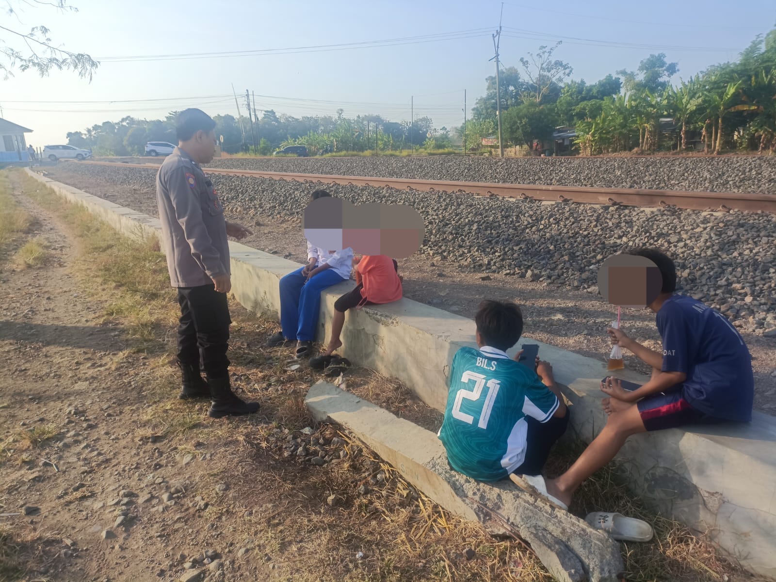 Sering Jadi Tempat Bermain Layang-layang, Polisi Sisir Perlintasan KA di Indramayu