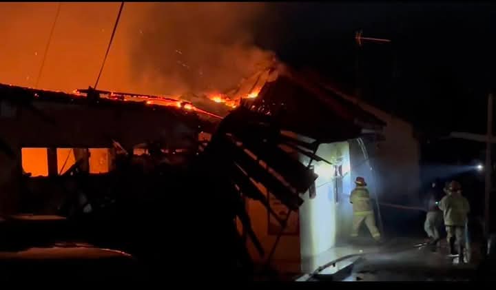 BREAKING NEWS: Kantor Polsek Kandanghaur Terbakar, Api Menyebar ke Seluruh Ruangan! 