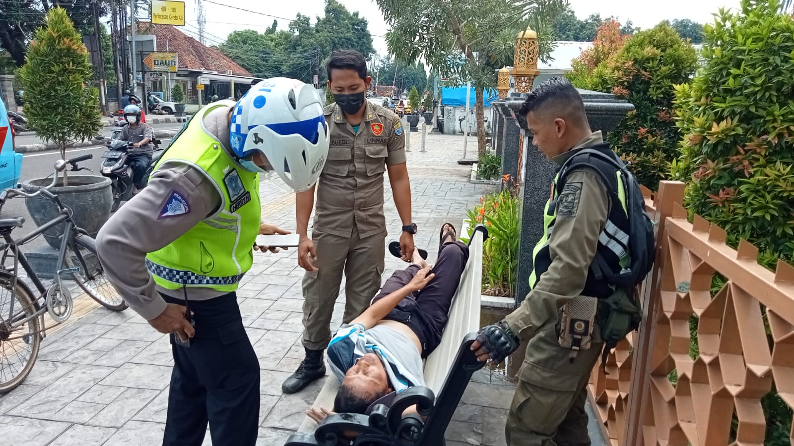 Warga Jadi Korban Tabrak Lari di Depan Masjid At Taqwa Cirebon, Begini Kondisinya