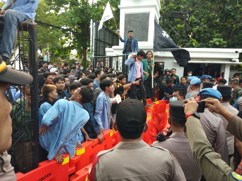 Tolak Kenaikan Harga BBM, Mahasiswa Kembali Demo DPRD Indramayu