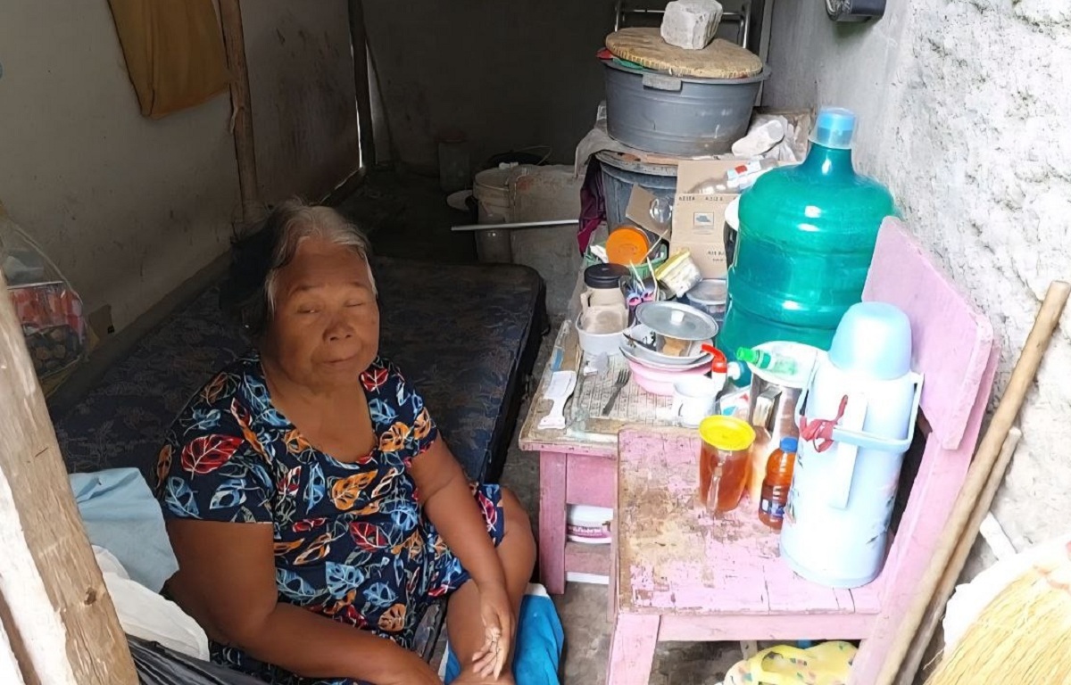 Sendiri di Gubuk Triplek, Sopiyah Bertahan di Usia Senja