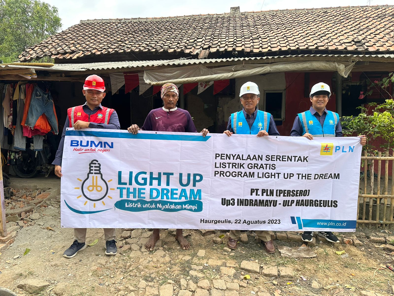 PLN ULP Haurgeulis Nyalakan Listrik Rumah Warga Penerima Bantuan Program Light Up The Dream