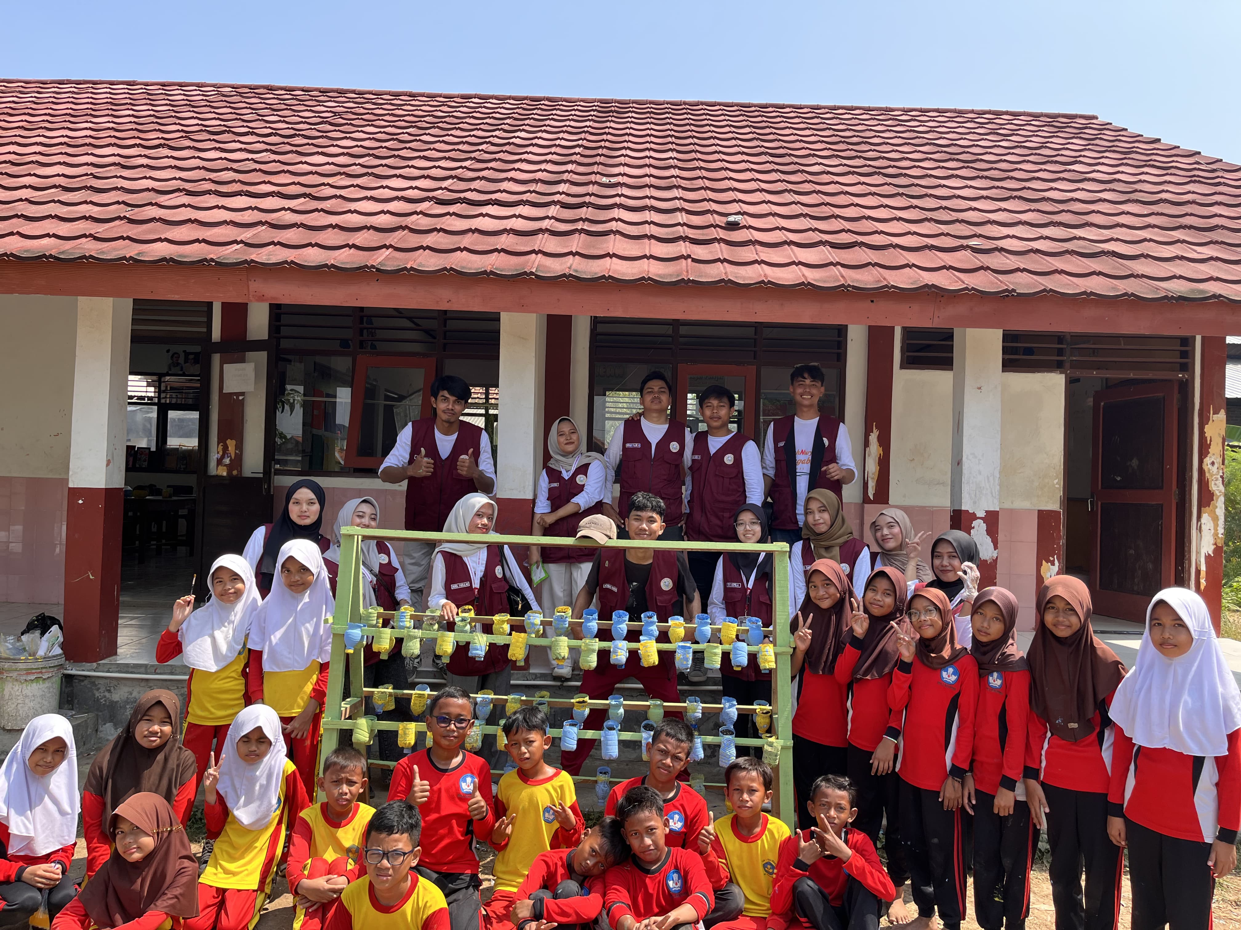 Mahasiswa KKN UIN Siber Syekh Nurjati Gelar Edukasi Urban Farming untuk Siswa SD di Desa Kalibaru Cirebon 