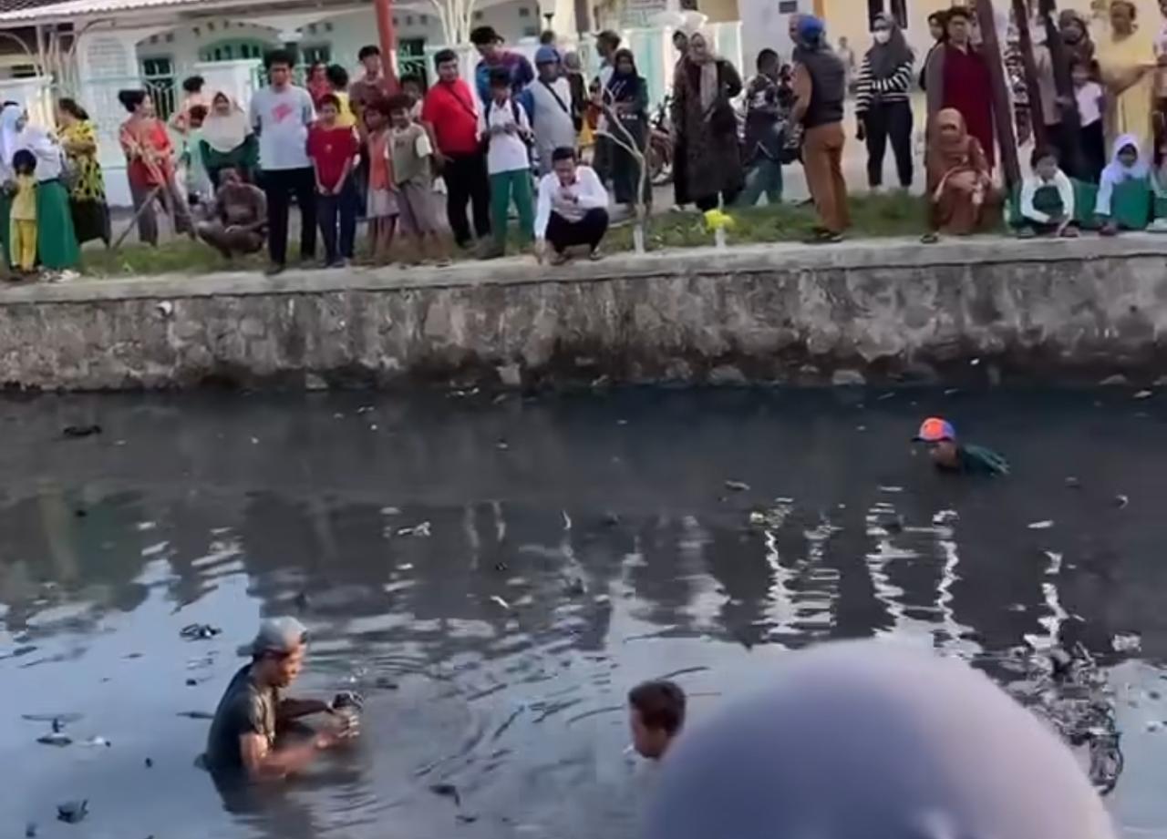 Turun ke Sungai, Polisi Bersama Warga Cari Barang Bukti Pembunuhan Satu Keluarga di Indramayu