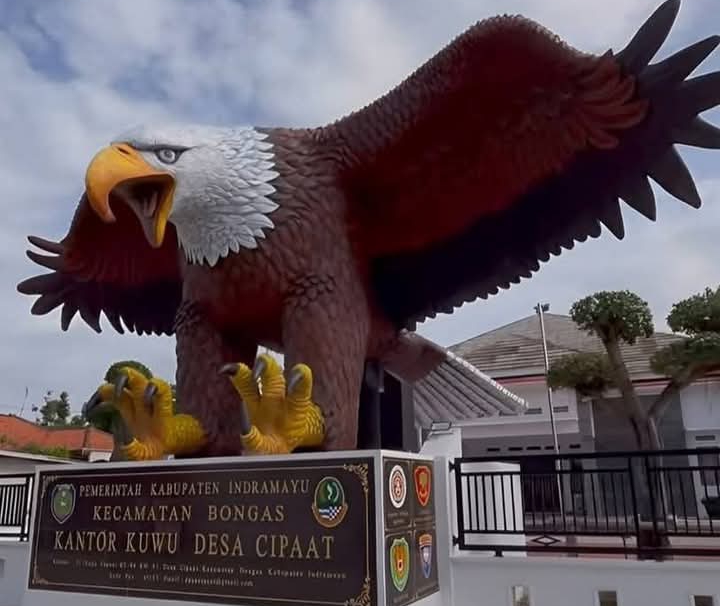 Patung Rajawali Megah di Desa Cipaat Jadi Sorotan, Ternyata Segini Biayanya 