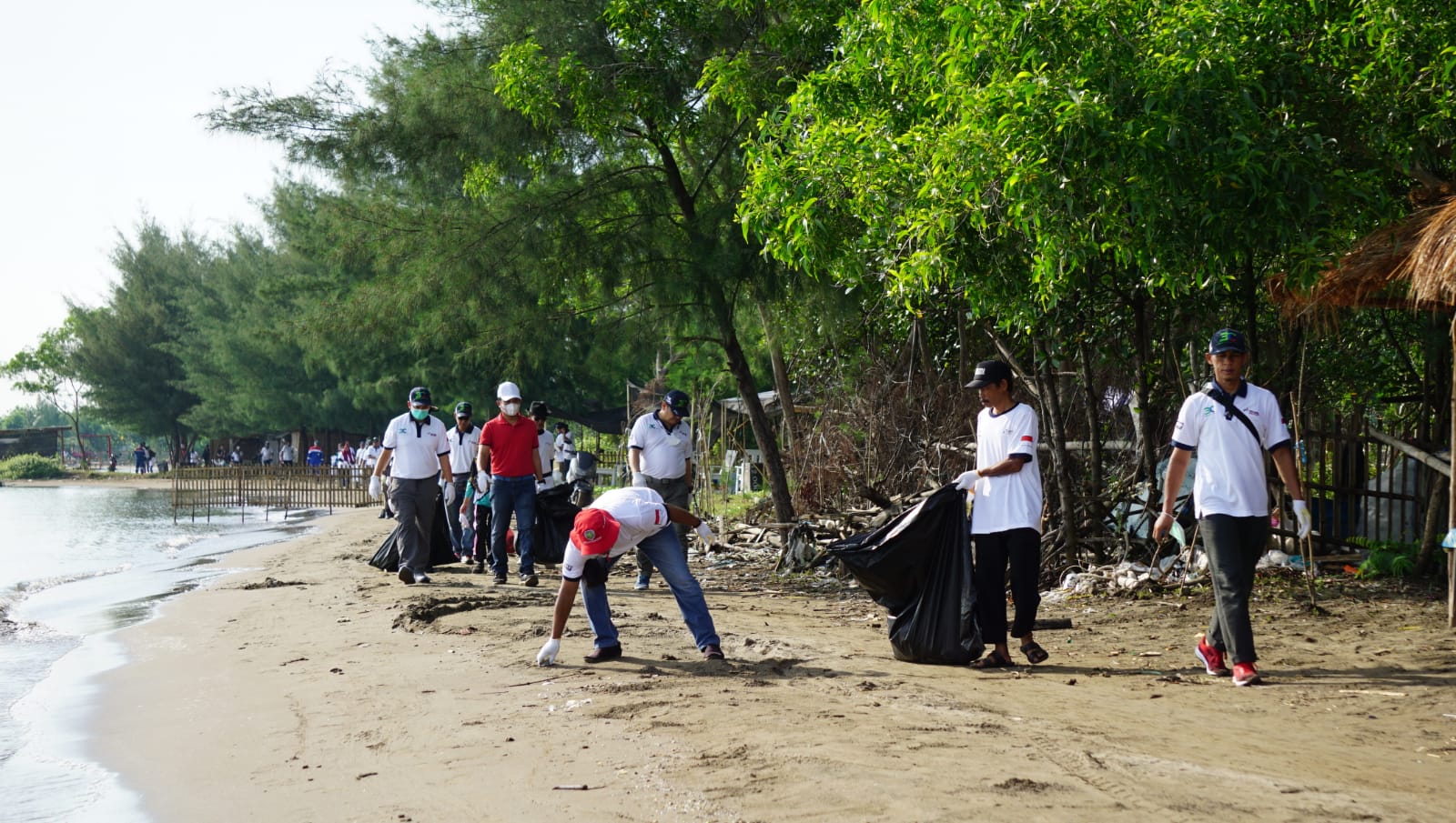 Jaga Kebersihan dan Kelestarian Pantai, Pertamina Group Balongan Lakukan Collaborative Coastal Cleanup