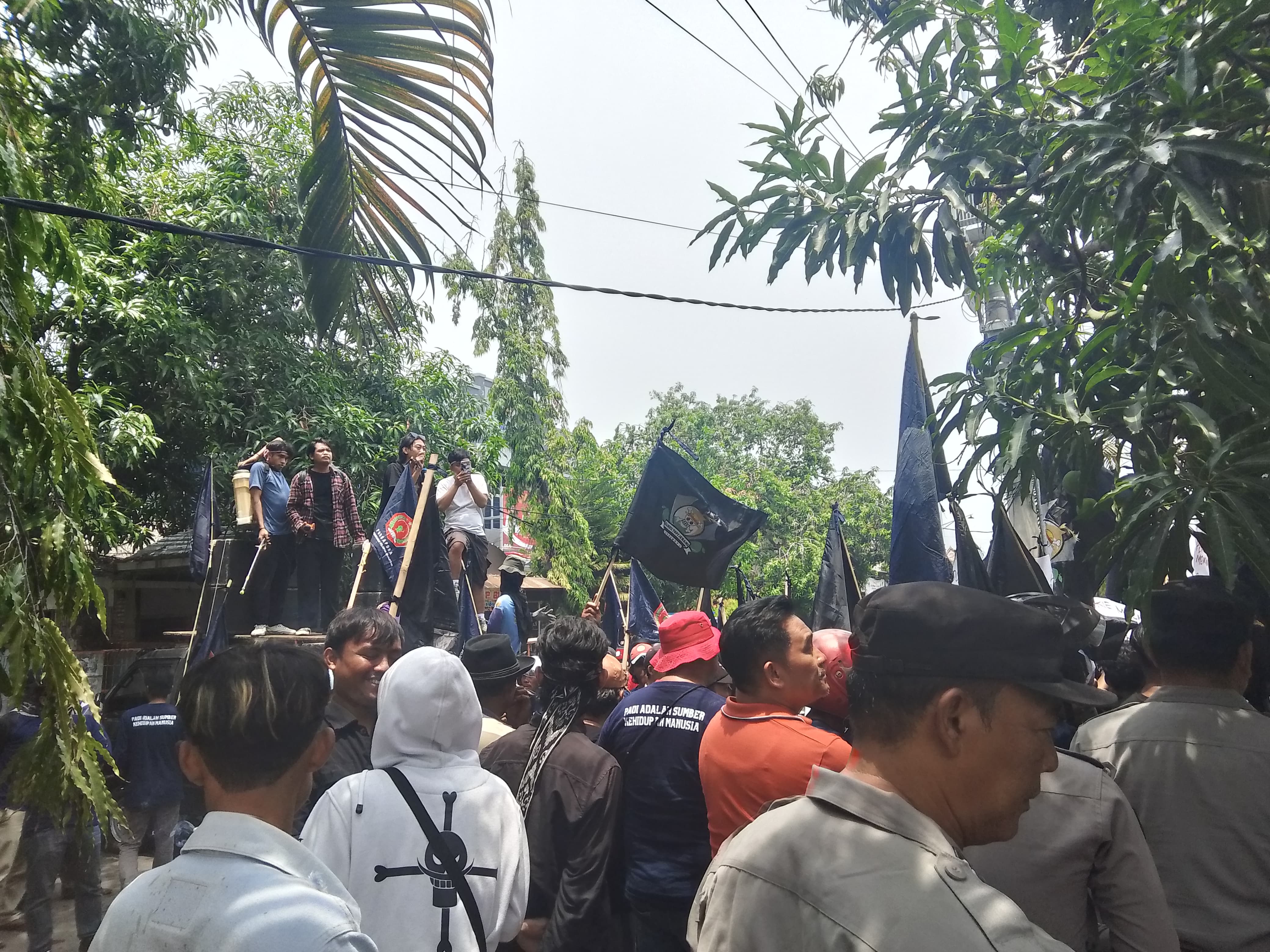 Puluhan Petani Unjuk Rasa di Kantor ATR/BPN, DPRD, dan Pendopo Indramayu 