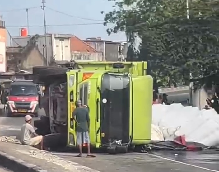 Truk Kontainer Terguling di Pantura Eretan, Macet 2 Kilometer
