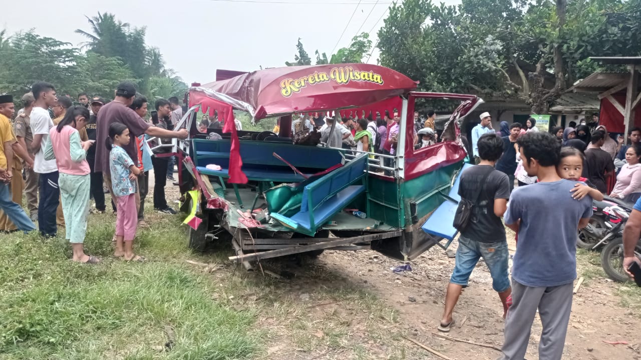 Odong-Odong Tertabrak Kereta Api, 9 Penumpang Meninggal