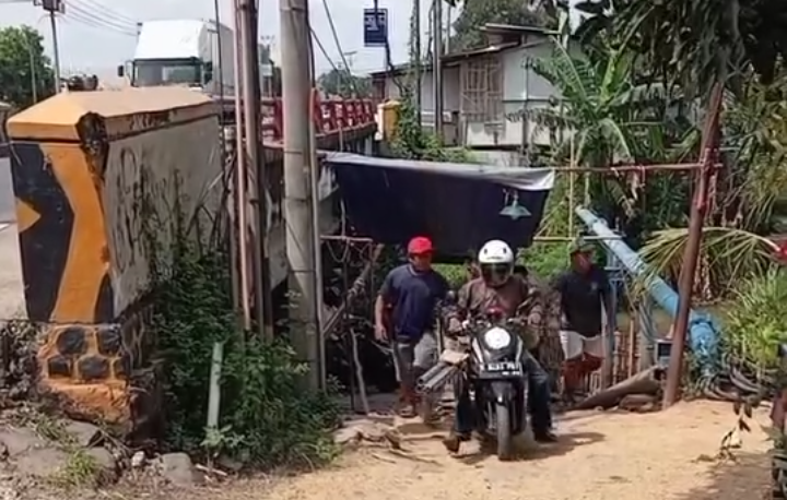 KREATIF! Warga Desa Larangan Ciptakan Putar Balik di Pantura Lewat Kolong Jembatan 