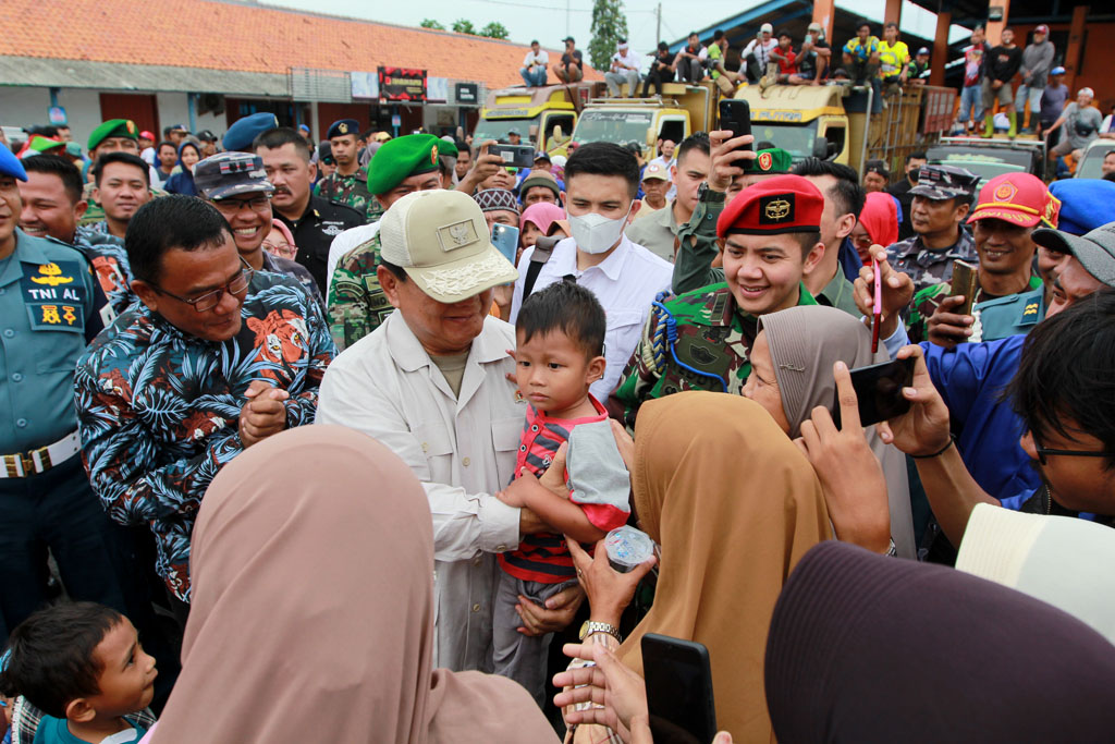 Menhan Prabowo Sapa Nelayan di  TPI Karangsong Indramayu   