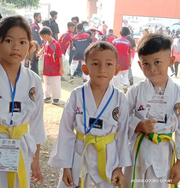 Tiga Siswa SD Juara Wirautama Sabet 3 Medali Perak  Kejuaaraan Taekwondo Open se-Jawa Barat di Cirebon