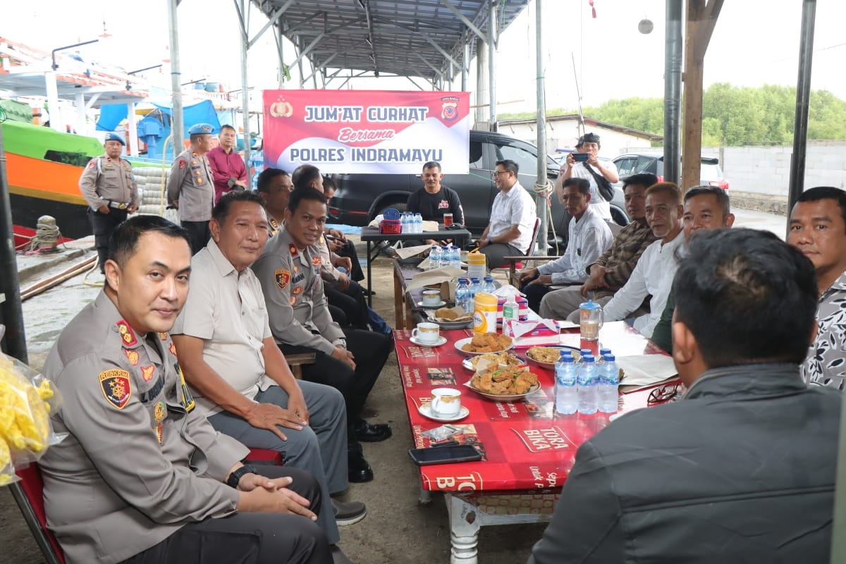 Sambangi Nelayan Karangsong, Lebih Dekat dengan Warga, Kapolres Gelar Jumat Curhat