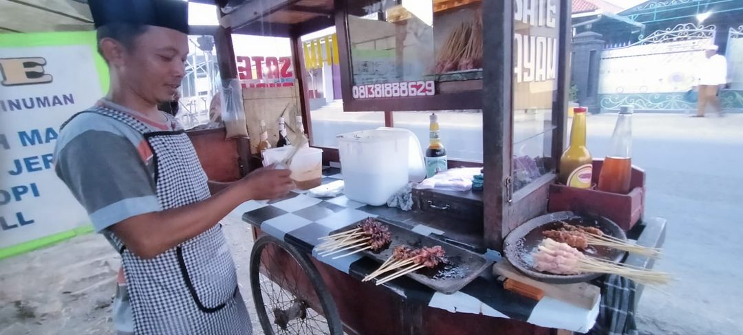 Idul Adha, Pedagang Arang dan Tusuk Sate Tambah Stok