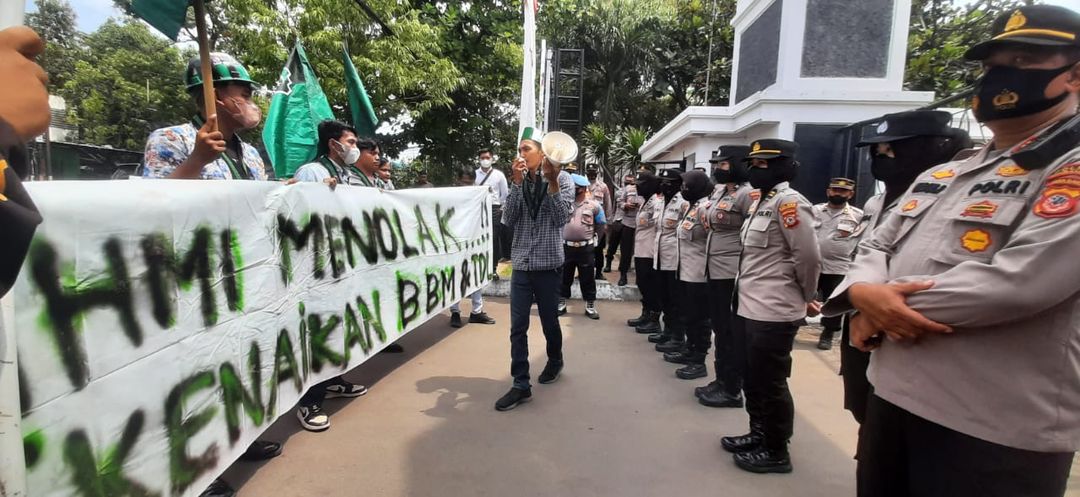 HMI Indramayu  Demo Tolak Kenaikan BBM ke DPRD Indramayu, Ketua DPRD Temui Lewat Video Call