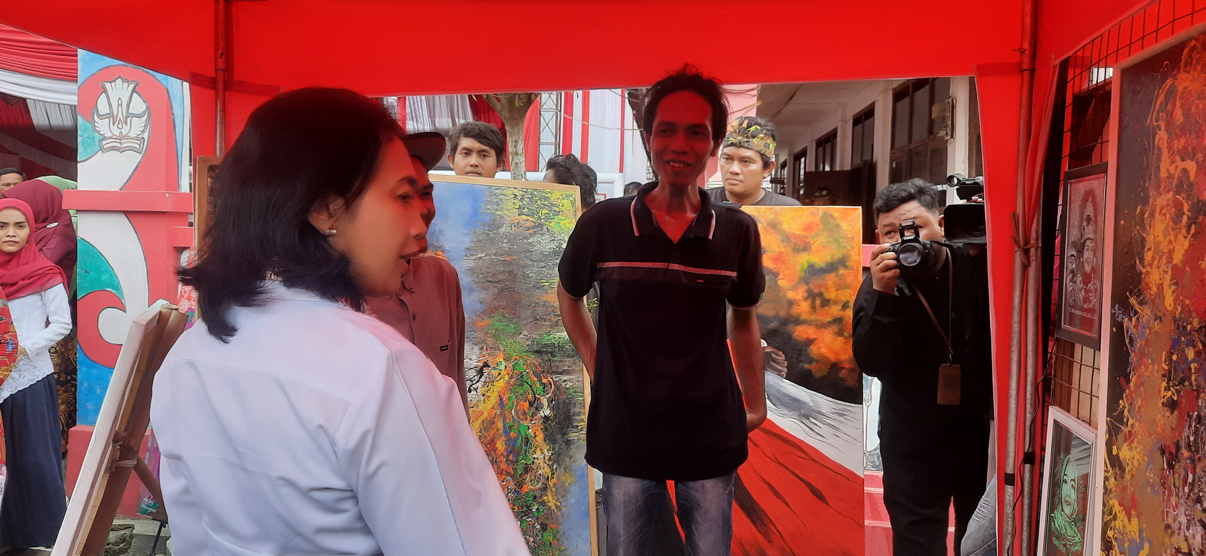 Slanker Indramayu Pamerkan Lukisan