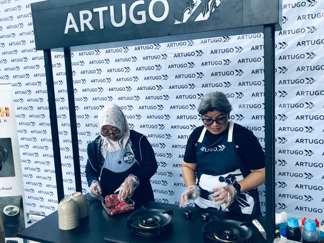 Kolaborasi ARTUGO Bersama Toko Rizquna Hadirkan Sensasi Memasak di Atas Batu dengan Penuh Promo