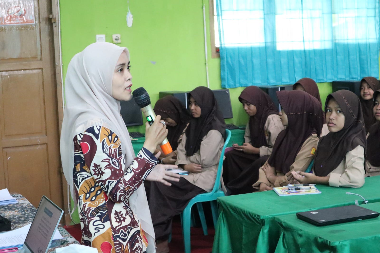 Tim Dosen Polindra Selenggarakan Psikoedukasi Kenakalan Remaja di MTs Negeri 3 Indramayu