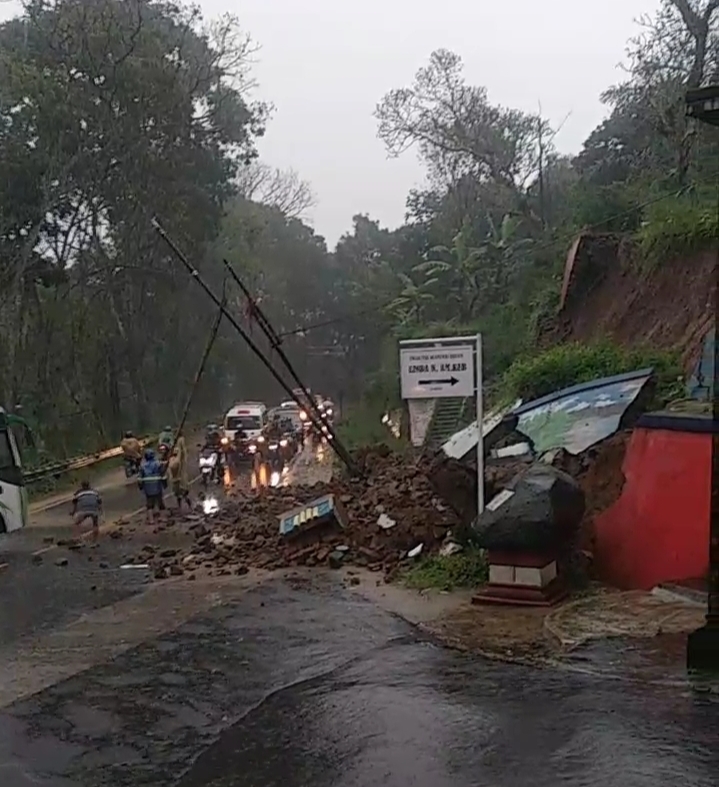 Tertimbun Longsor, Jalur Kuningan-Cikijing Mengalami Kemacetan