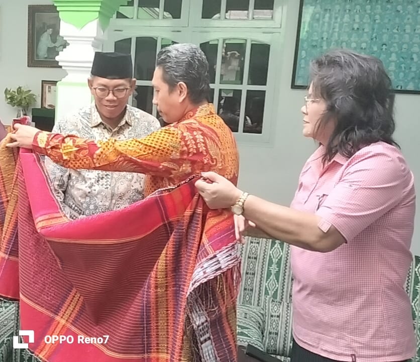 Pimpinan Jemaat Huria Kristen Batak Protestan (HKBP) Kunjungi Rumah Ketua PWNU Jawa Barat di Indramayu