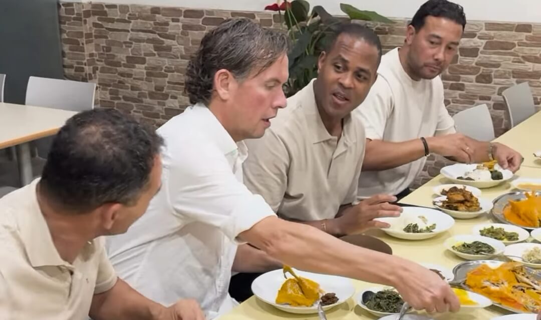 Patrick Kluivert Serta Tim Kepelatihan Makan Nasi Padang Pakai Tangan, Netizen Sebut Pelatih Luar Rasa Lokal