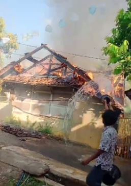 Ditinggal ke Warung, Rumah Romanah di Majalengka Ludes Terbakar