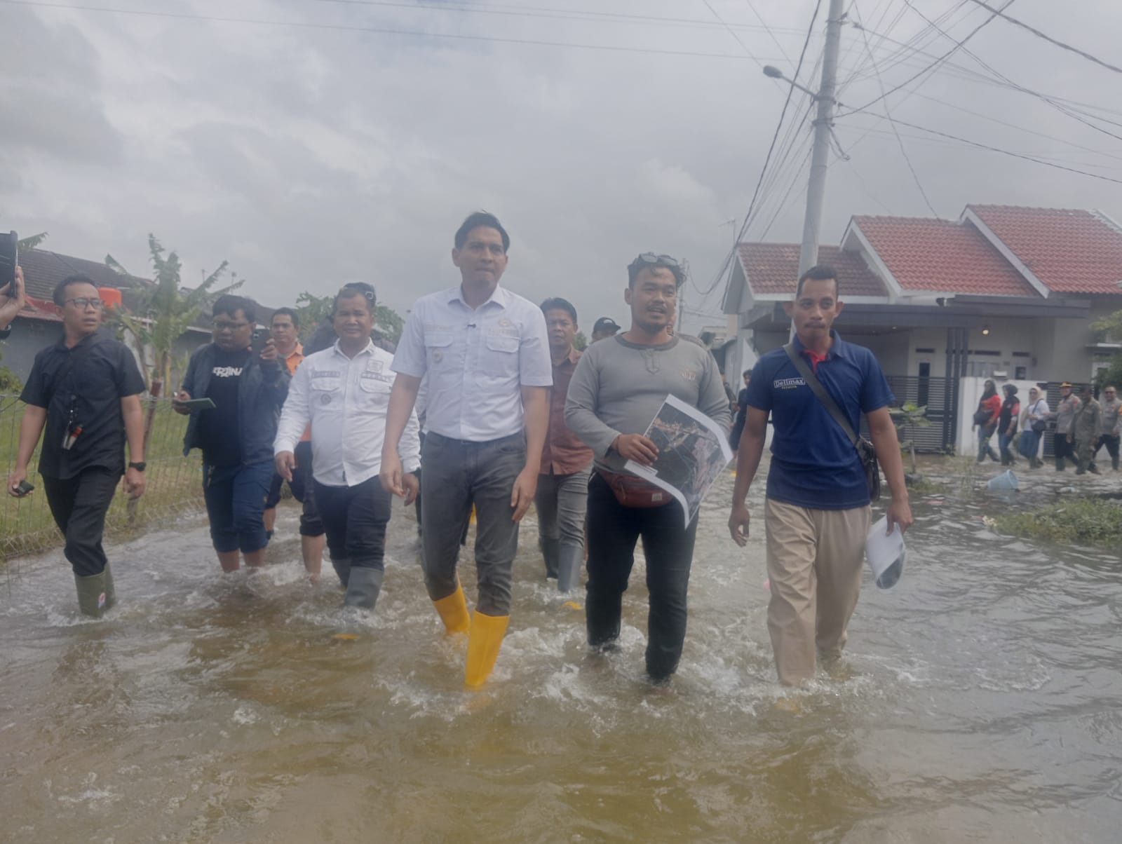 Bupati Lucky Temui Warga Terdampak Banjir Sambil Bawa Bantuan 